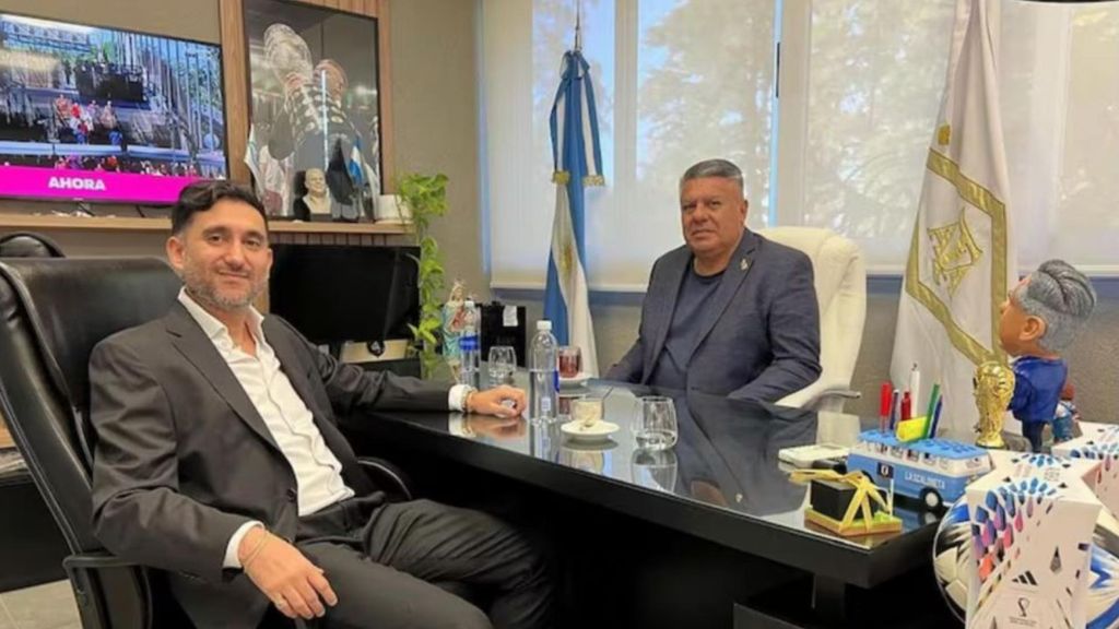 Ariel Vallejo, CEO y fundador de Sur Finanzas, junto a 'Chiqui' Tapia