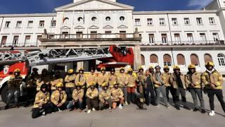 Bomberos de Ferrol concentrados ante el ayuntamiento.