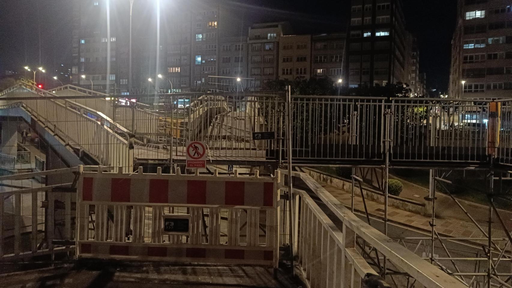 La pasarela que será renovada en la avenida Alfonso Molina, a 23 de febrero.