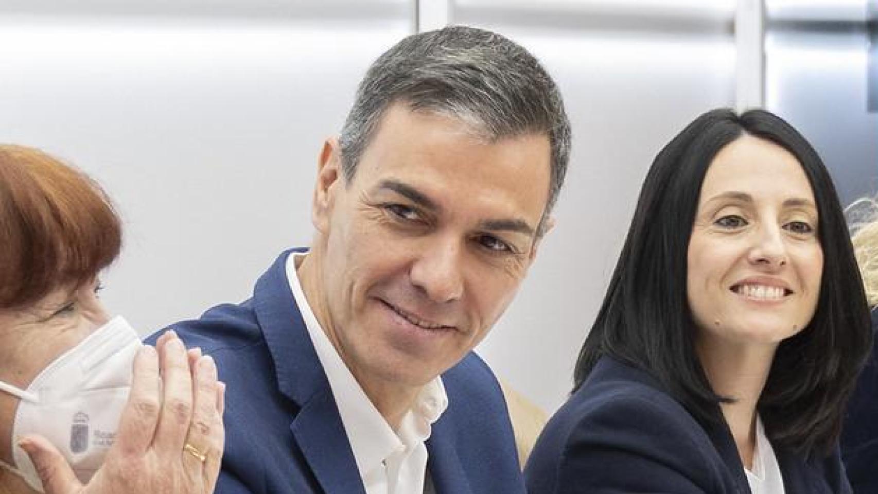 Pedro Sánchez durante la Ejecutiva del PSOE de este lunes en Ferraz, junto a Cristina Narbona y Rebeca Torró.