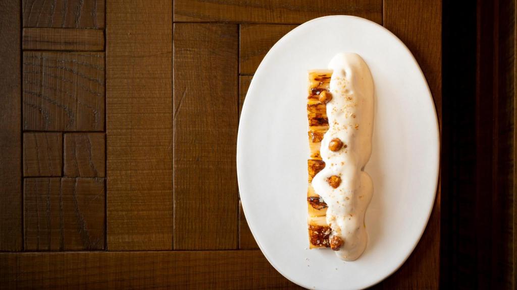 Puerros a la brasa con espuma de queso Idiazabal y avellanas.