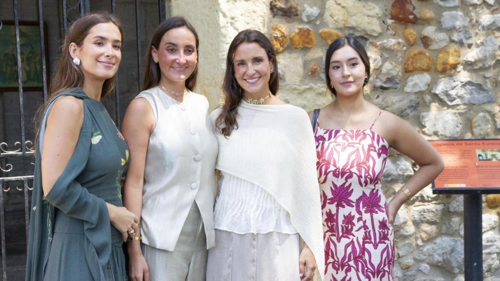 Las cuatro hermanas Pombo en el bautizo de los gemelos de Marta.