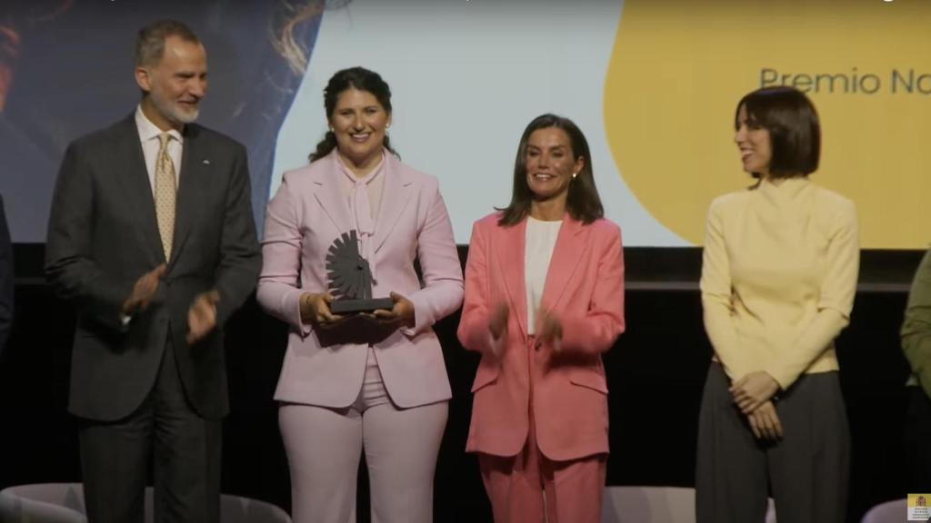 Natalia Rodríguez junto con los Reyes de España al ganar su Premio Nacional de Innovación 2023 del Ministerio de Ciencia.