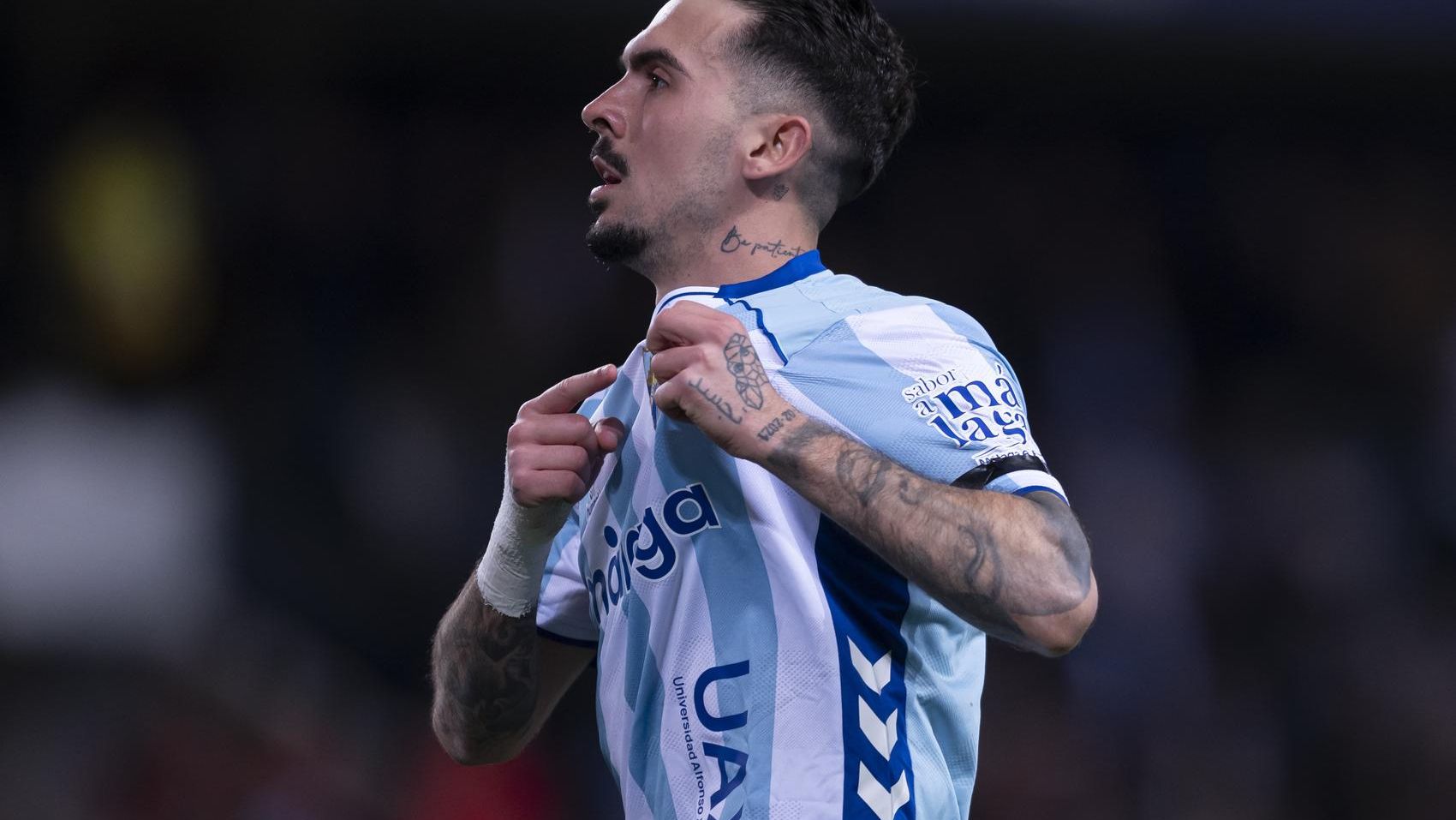Joaquín celebra su gol en el Málaga CF vs. Albacete Balompié de Segunda División en La Rosaleda.