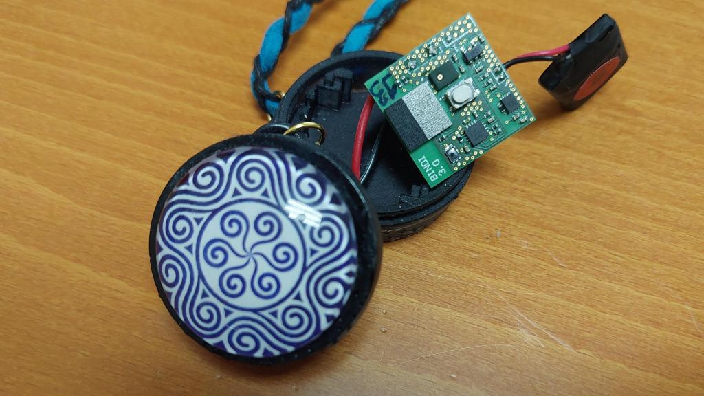 Ejemplo de collar personalizado con dispositivo Bindi para proteger a víctimas de machismo
