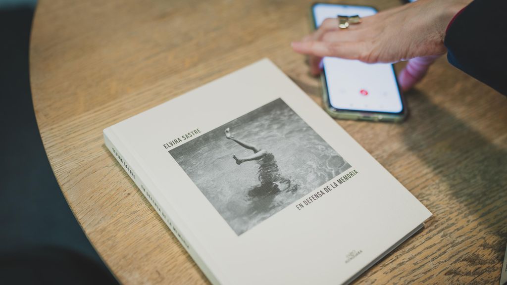 Ejemplar de 'En defensa de la memoria', el último libro de Elvira Sastre.
