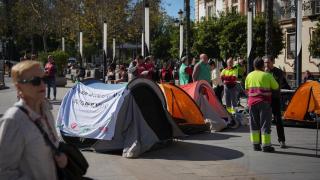 Imagen de participantes en la acampada convocada por el Comité de Empresa del Ayuntamiento de Sevilla en protesta contra la privatización del servicio.