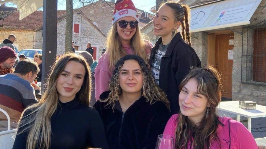 Sara junto a sus amigas durante uno de sus descansos.
