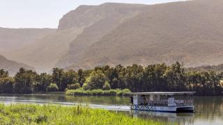 El barco electrosolar que recorre parte de los llamados 'fiordos burgaleses'.