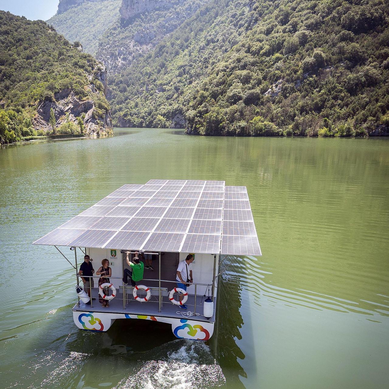 El barco electrosolar que recorre el Valle de Tobalina.