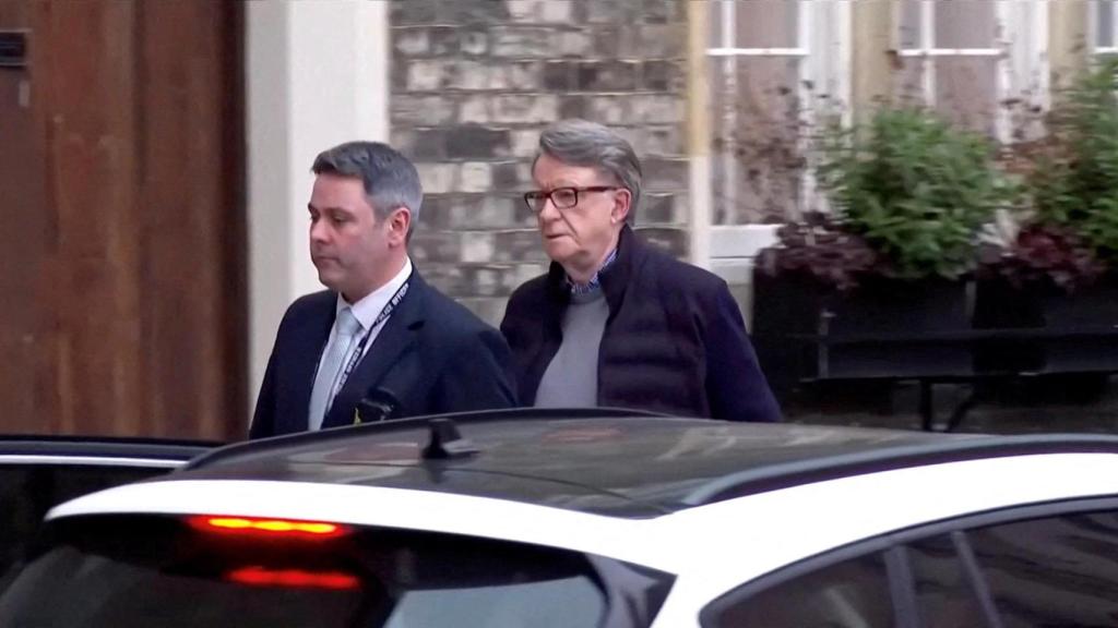 Peter Mandelson este lunes acompañado por un agente de la Policía delante de su casa.