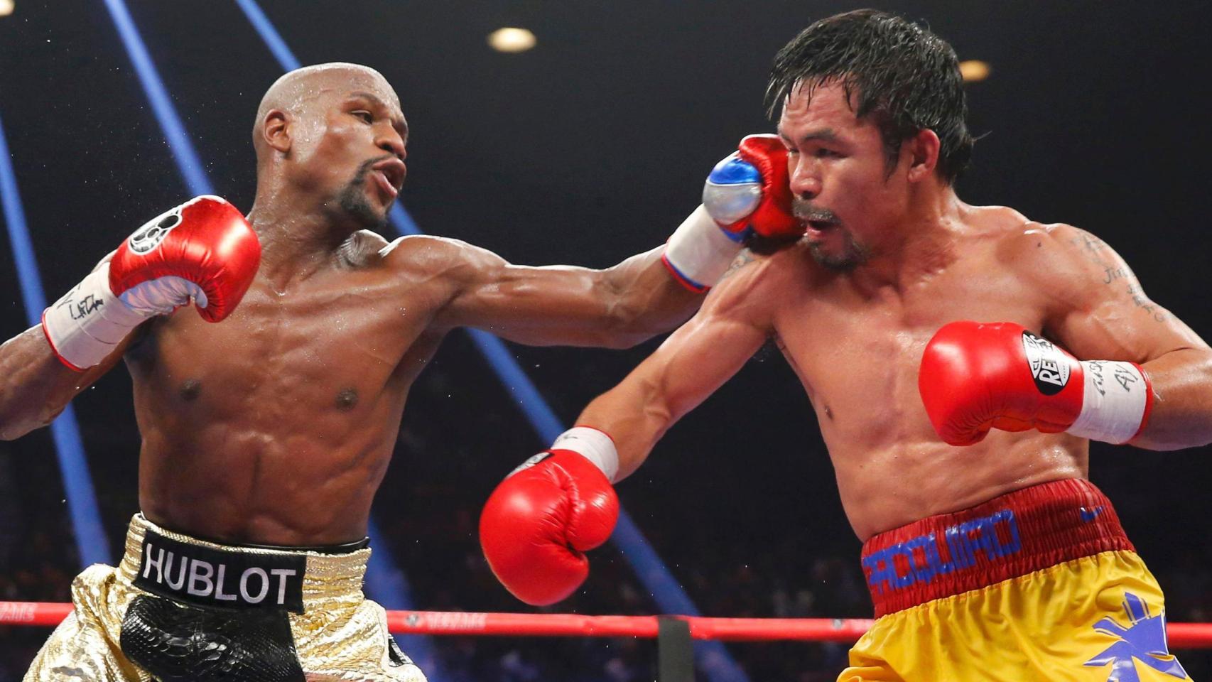 Floyd Mayweather golpea a Pacquiao en 'La pelea del siglo'.