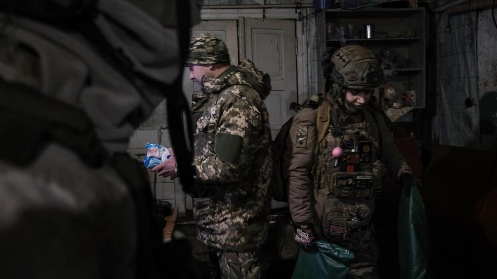 Los miembros de una unidad ucraniana que opera drones Vampiro se preparan para recorrer el camino hasta su posición, en el frente de combate de Donetsk