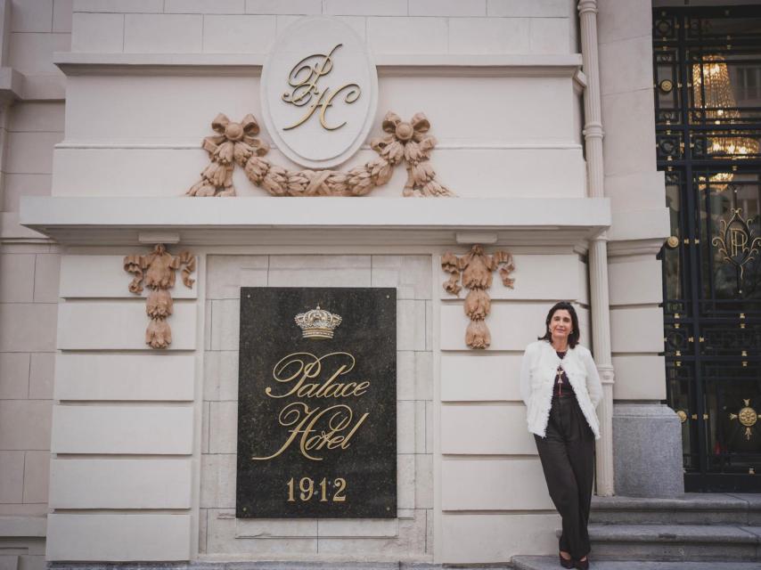 Elisa Barral, directora de The Palace, junto a la fachada del histórico edificio.
