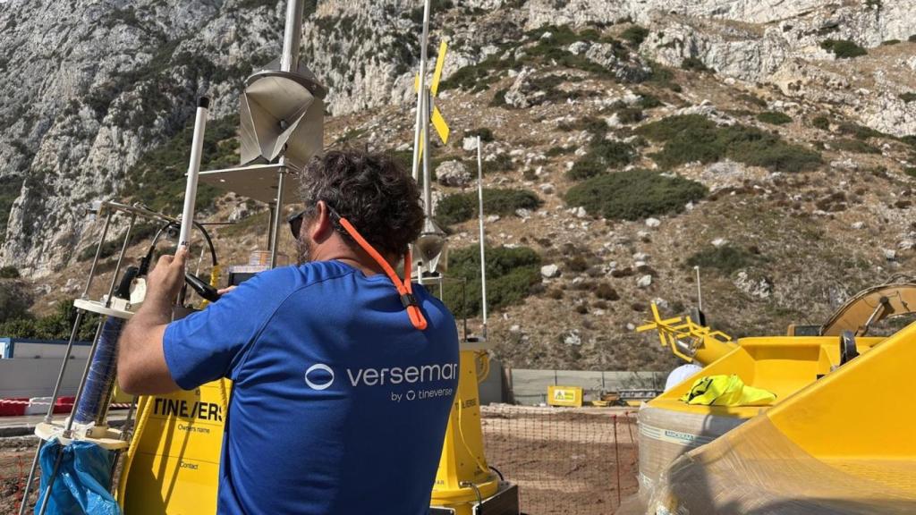 Preparación de boyas oceanográficas equipadas con sensores autónomos para el registro de datos.