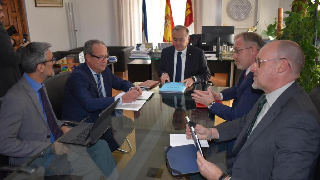 El consejero y el alcalde de Talavera, durante una reunión.