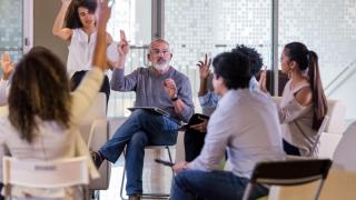 Votación en una reunión de vecinos.