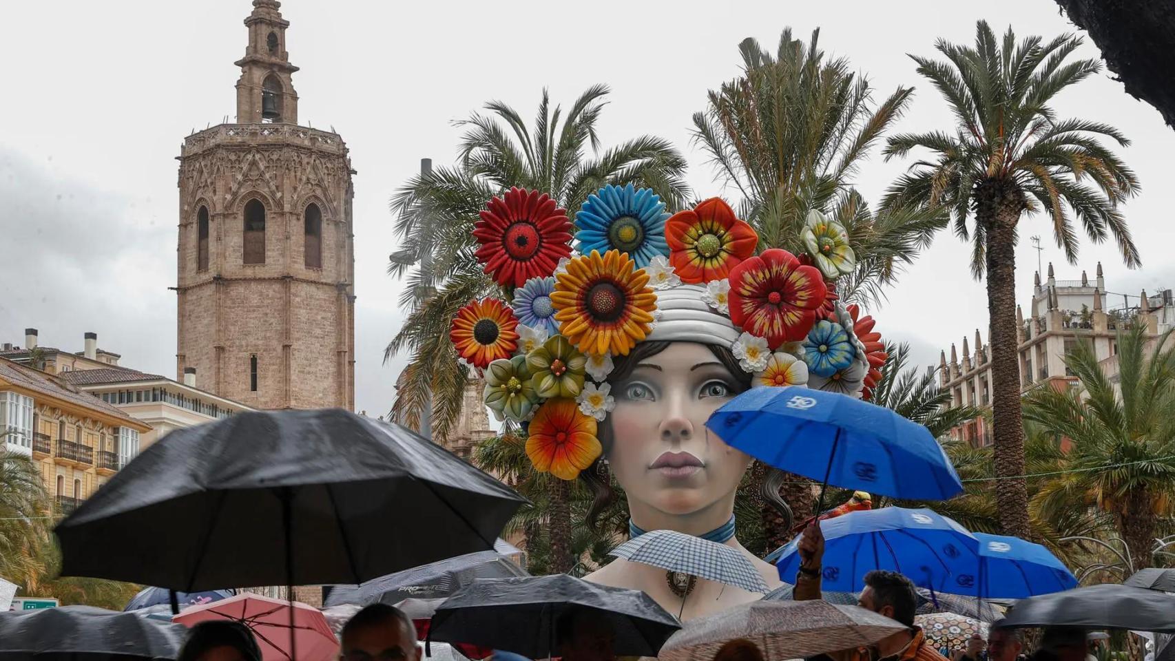 Las fallas se preparan para las alertas meteorológicas. EFE/Manuel Bruque