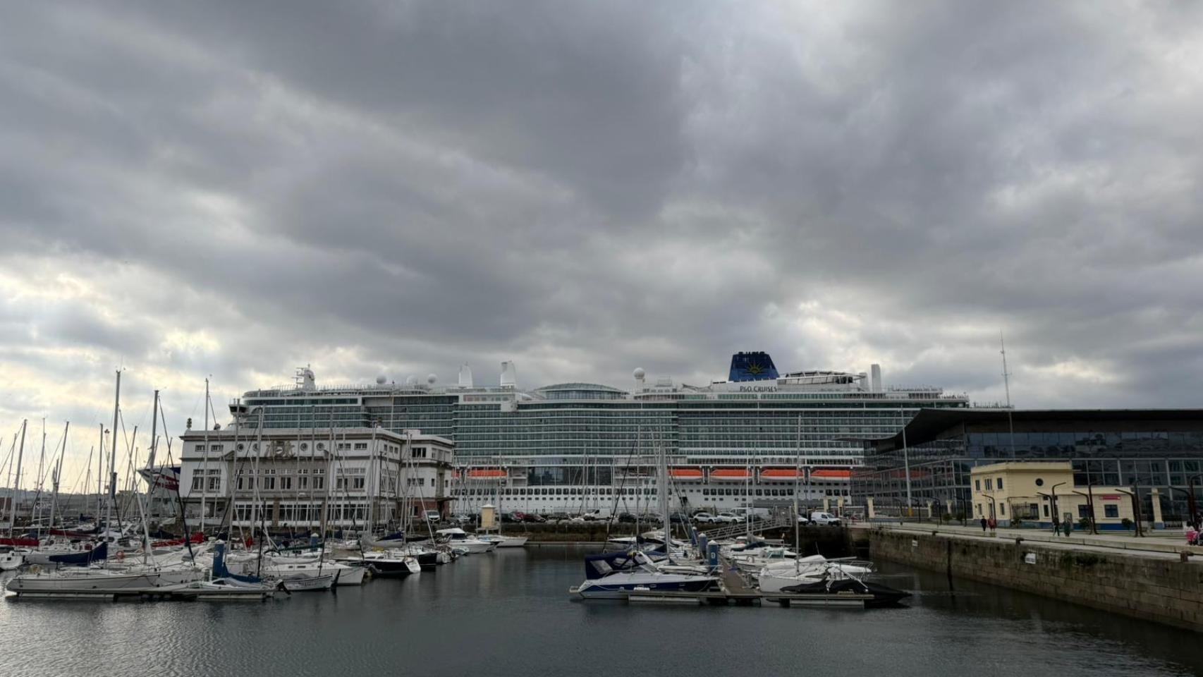 Iona, operado por P&O Cruises y consignado por Rubine