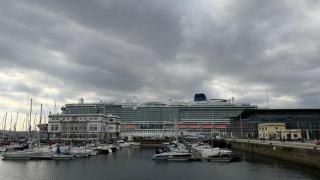 Iona, operado por P&O Cruises y consignado por Rubine