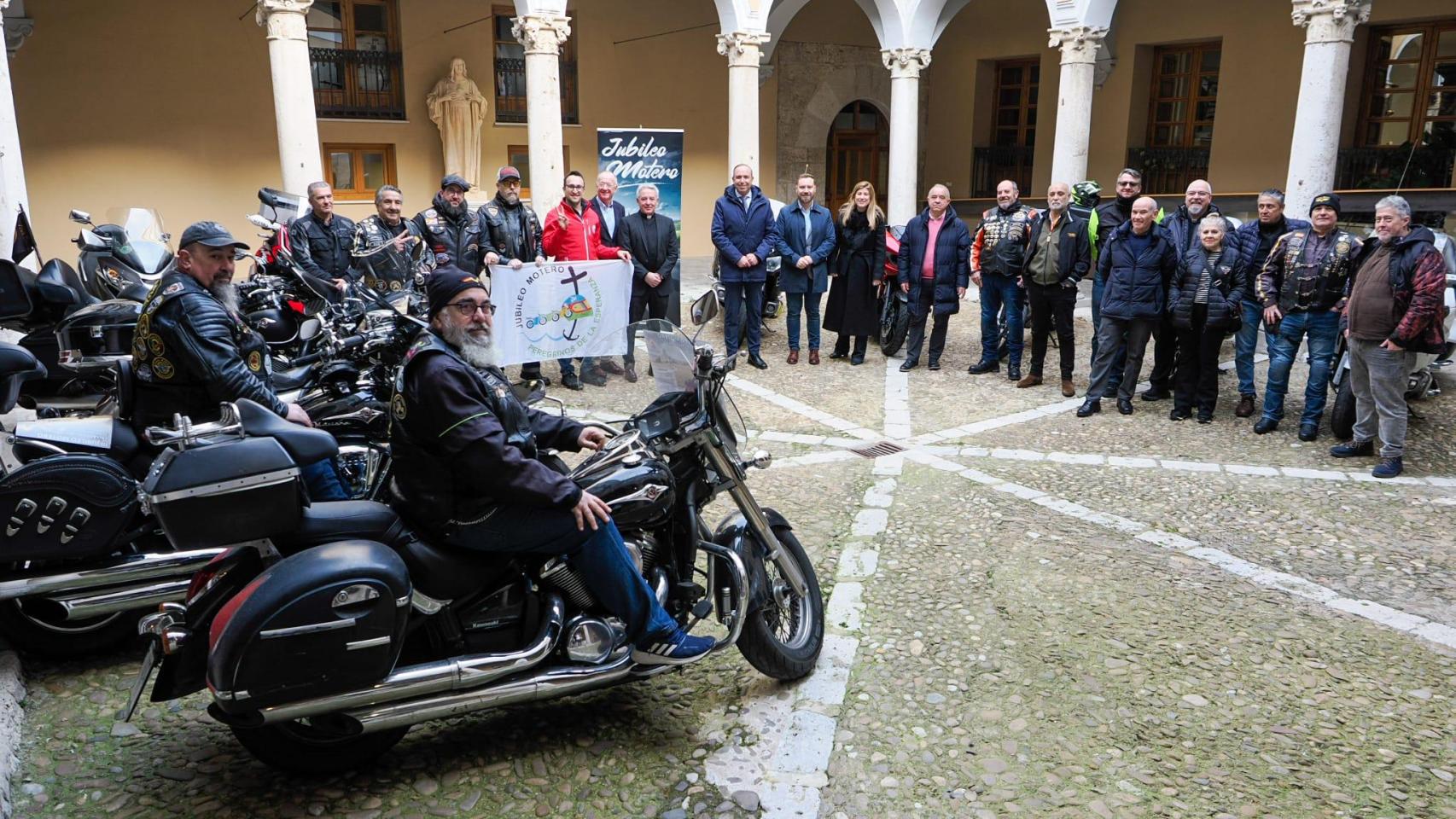 Foto de familia de la presentación del evento.