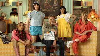 Ernesto Sevilla (centro) junto a parte del reparto de 'Rafaela y su loco mundo'. Foto: Julio Vergne