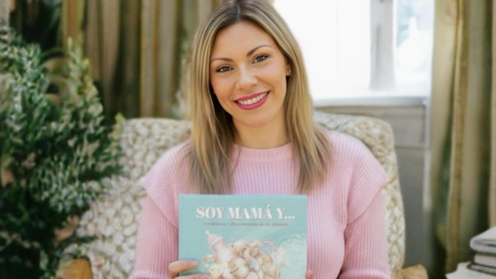 Alba Juan López posando junto a su libro 'Soy mamá y... aventuras y desventuras de la crianza'.