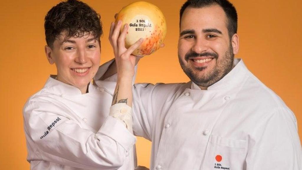 Álex Paz y Olga García, los dos chef del restaurante 'Fuentelgato' sosteniendo un Sol Repsol.