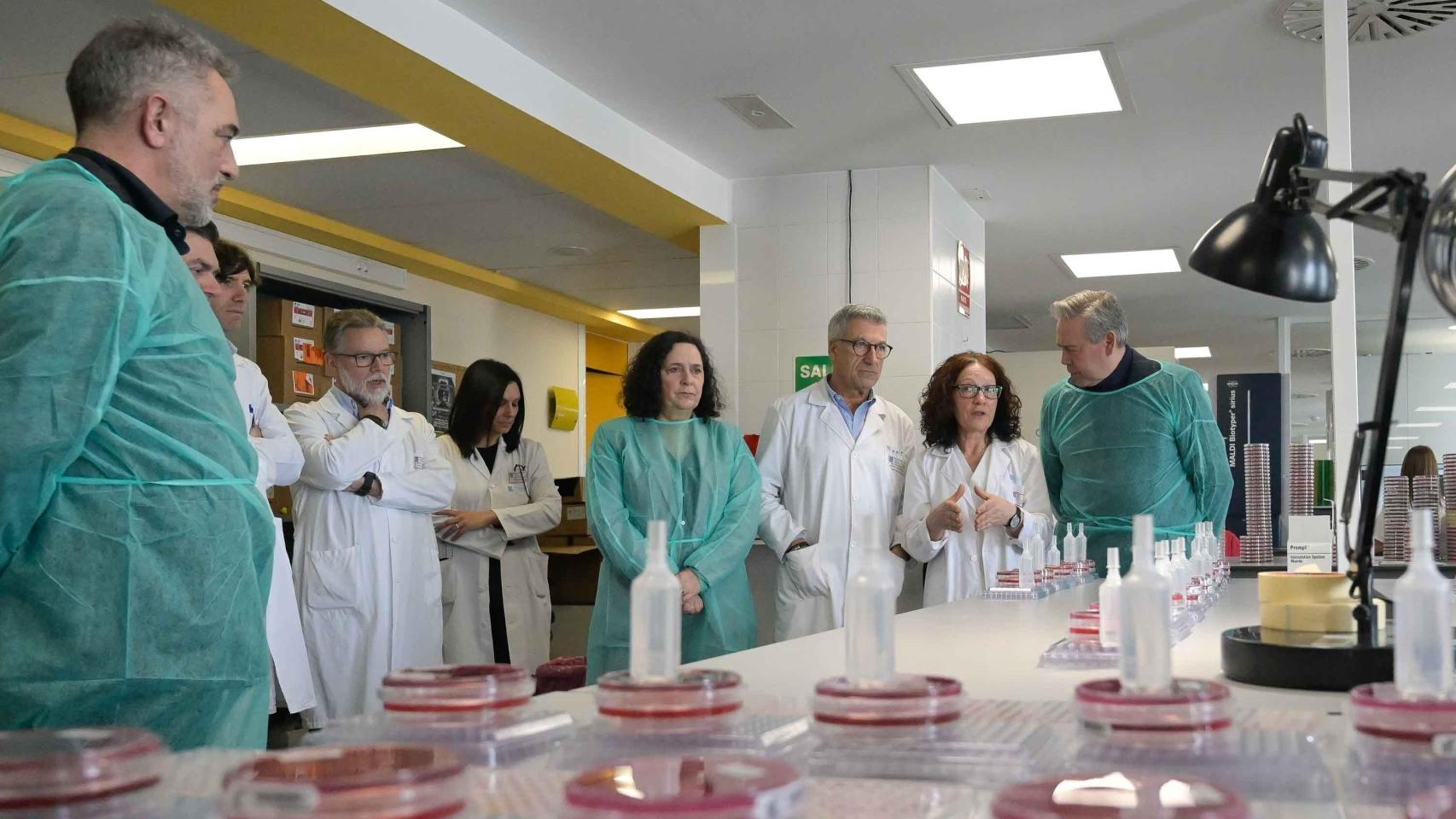 El CHUAC de A Coruña, primer hospital de España con laboratorio de bacteriología automatizado