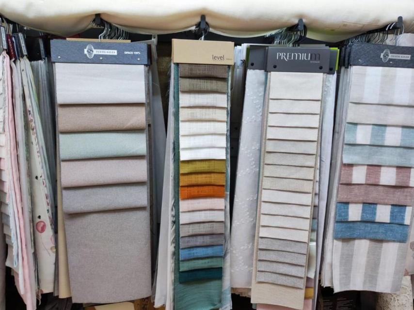 Muestrario de tejidos para cortinas en Tropical, en A Coruña.