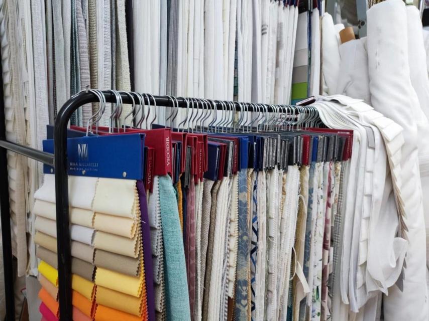 Muestrario de tejidos para cortinas en Tropical, en A Coruña.