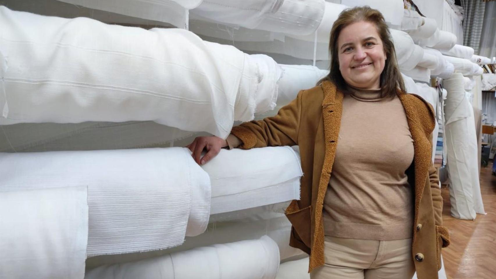Rosa María Pérez Lorenzo, entre telas para cortinas en Tropical.