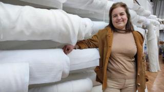 Rosa María Pérez Lorenzo, entre telas para cortinas en Tropical.