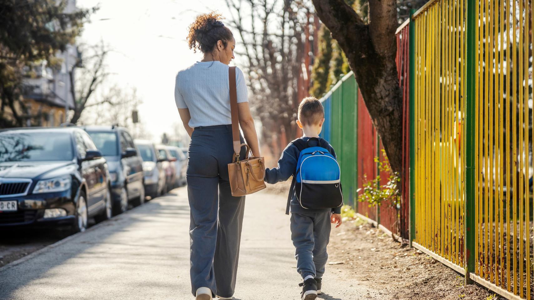 Una madre con su hijo.