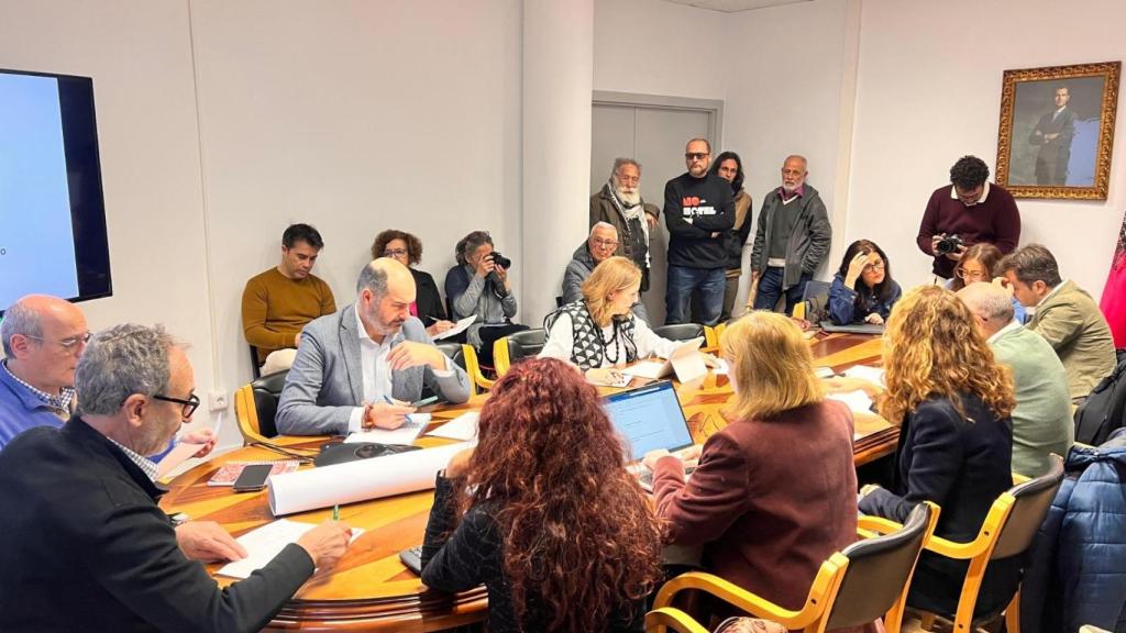 Varios vecinos han asistido este martes a la comisión, de carácter público, celebrada en el Ayuntamiento.