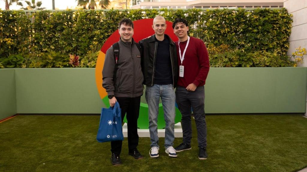 Kaloyan con sus amigos en un evento de Google.