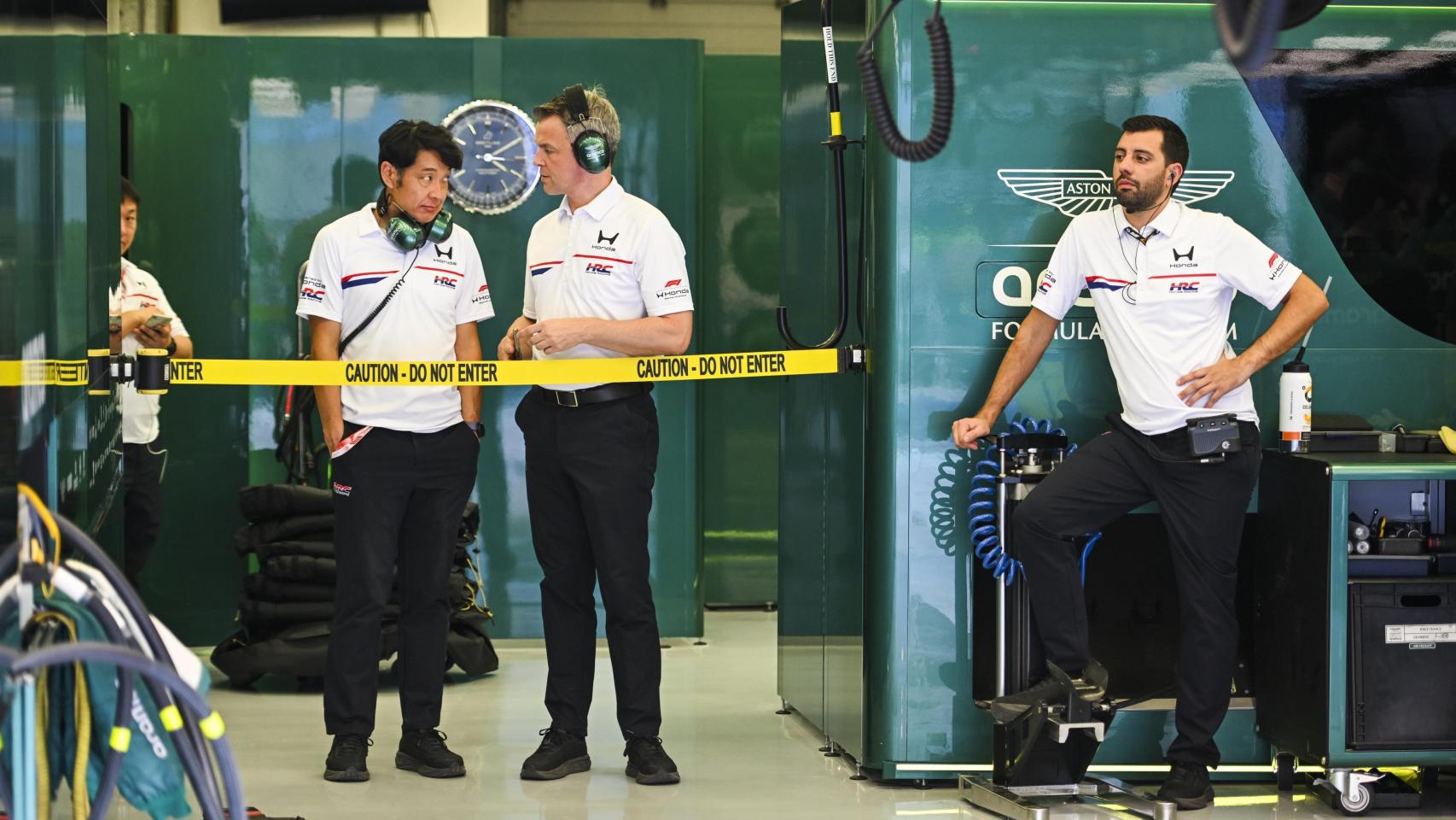 Los ingenieros de Honda, durante los test de pretemporada de Baréin.