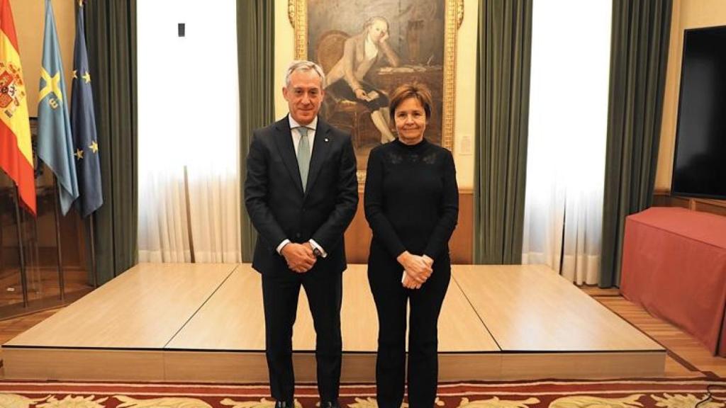El presidente Eurocaja Rural y la alcaldesa de Gijón.