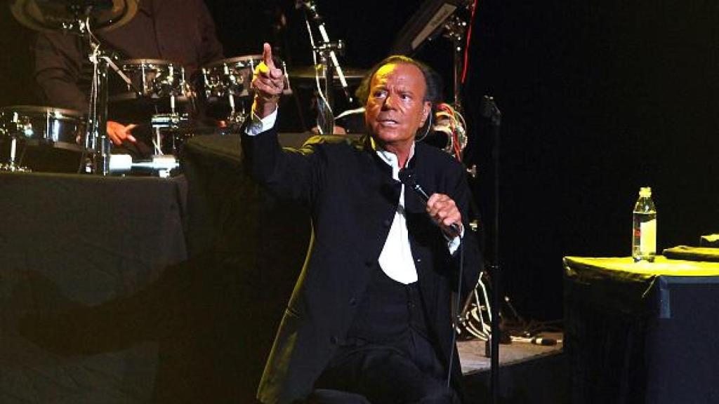 Julio Iglesias durante una de sus actuaciones.