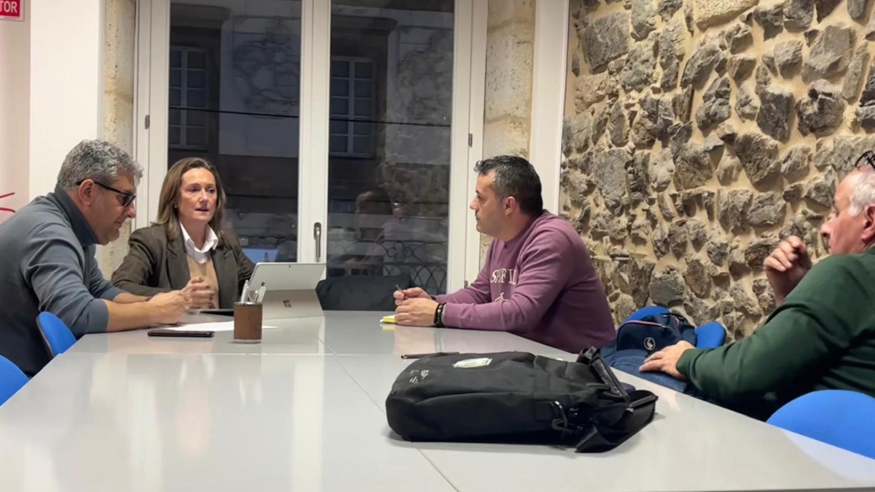 Reunión mantenida por Luisa Sánchez, Miguel Martín y Daniel Benavides con un representante del Anpa del CEIP Canicouva