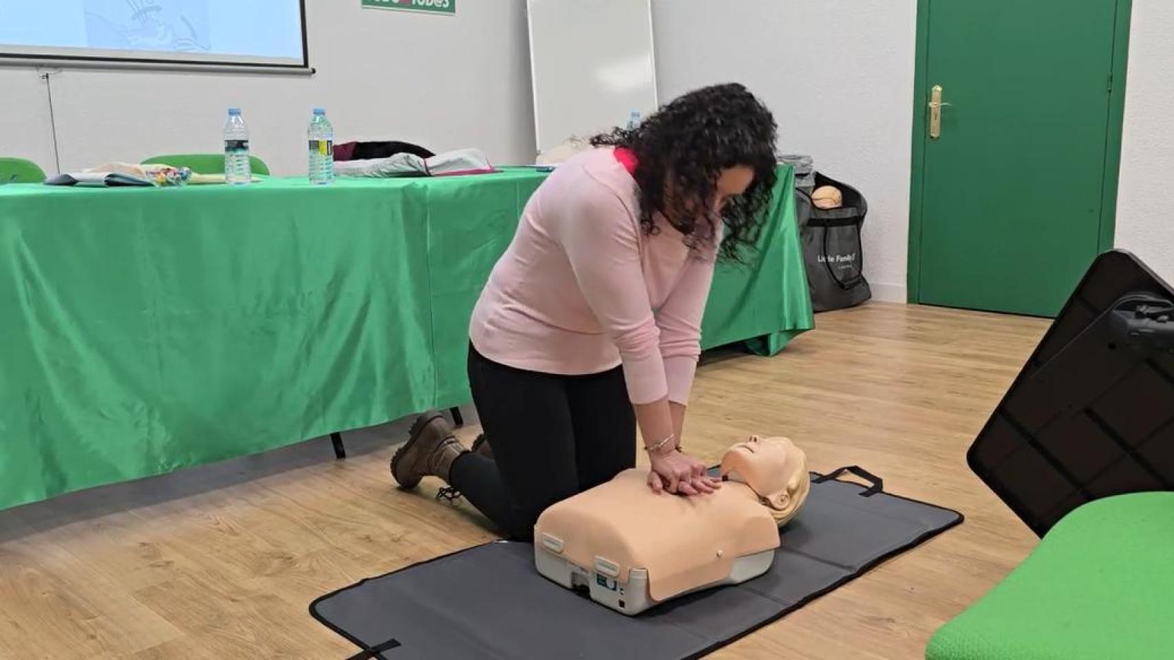 Un curso de formación en el uso de desfibriladores de CSIF en Salamanca