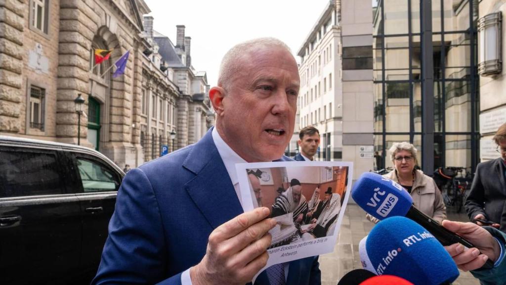 Bill White, embajador de EEUU, esgrime una foto de la circuncisión ritual judía para acusar a las autoridades belgas de antisemitismo.