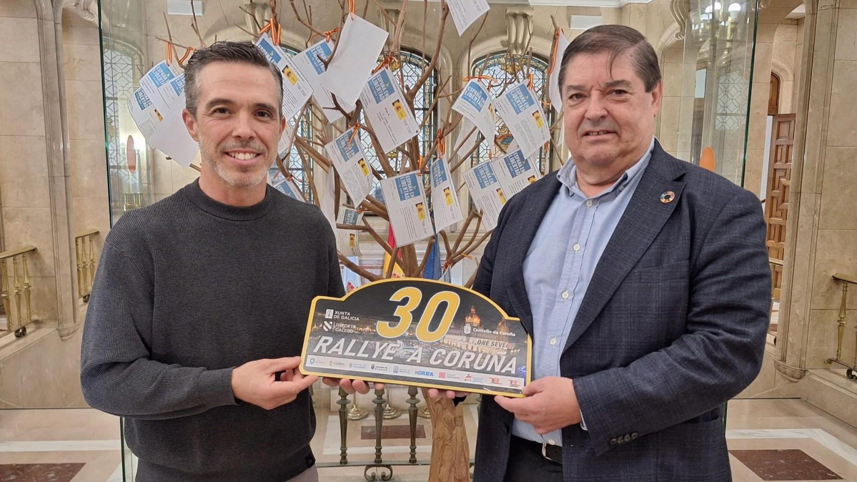 El subdelegado del Gobierno recibe un trofeo de la organización.