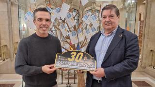 El subdelegado del Gobierno recibe un trofeo de la organización.