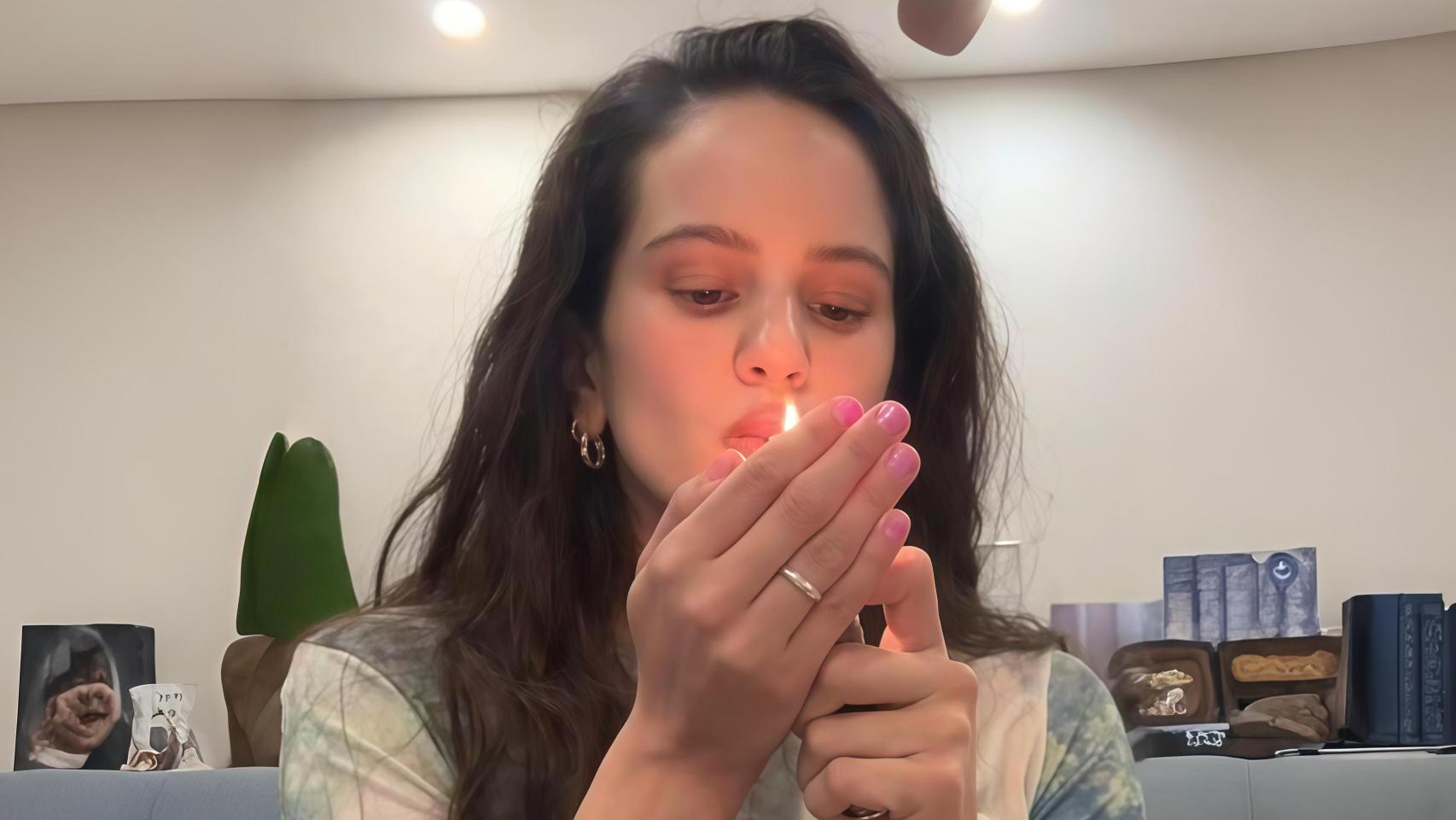 La cantante Rosalía fumando un cigarro.