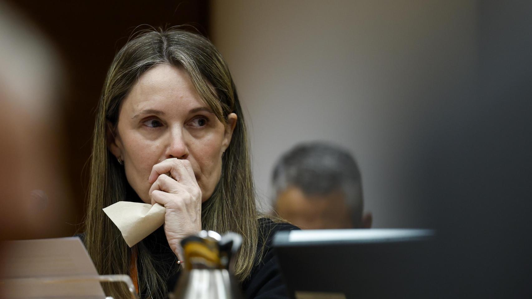 La presidenta de Asociación de Víctimas Mortales de la Dana, Rosa Álvarez, durante la comisión de investigación sobre de la dana de Les Corts Valencianes. Efe / Ana Escobar