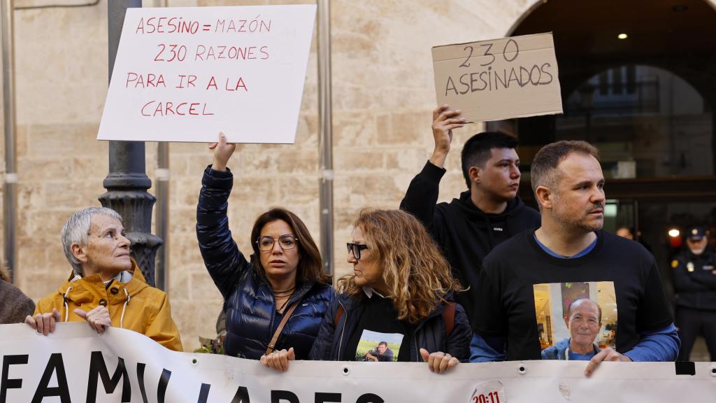 Entidades sociales, cívicas y sindicales de la Comunitat Valenciana se concentran en las puertas de Les Corts Valencianes. Efe / Ana Escobar