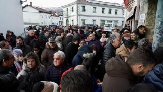 Reunión entre la Comisión de Fiestas de Villamanín y los vecinos premiados con el gordo de la Lotería de Navidad.