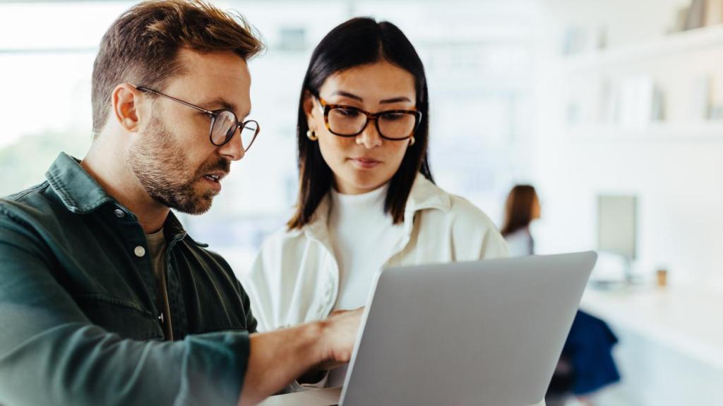 Imagen de dos personas trabajando.