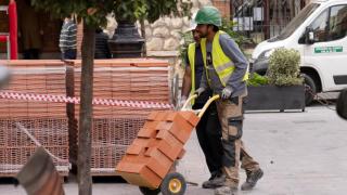 Trabajadores en una obra en el centro de Teruel.